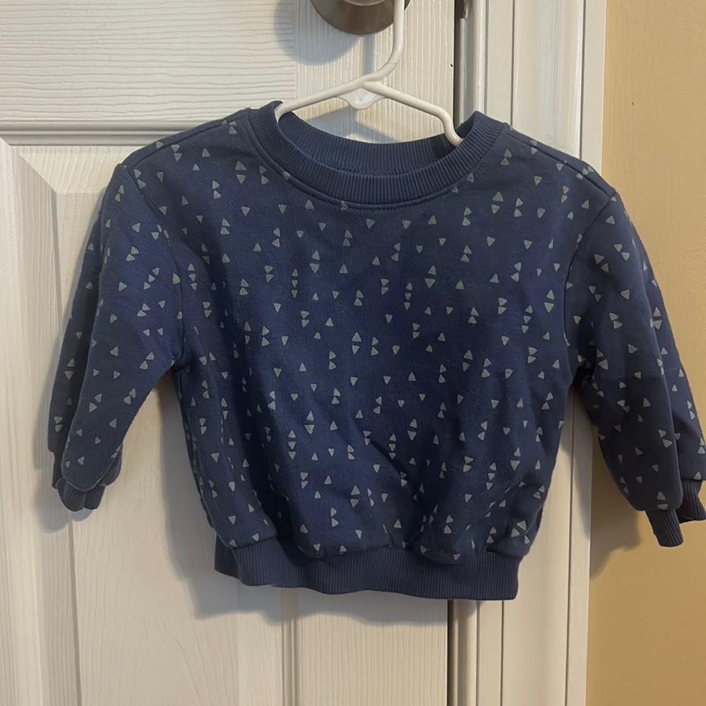 2 sweatshirts.